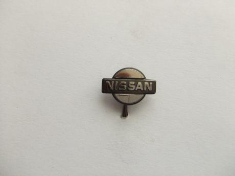 Nissan zilverkleurig